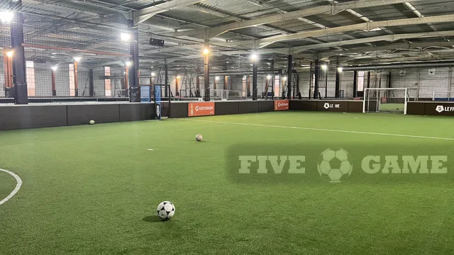 Terrain de football indoor photographié sur l’ancien site Five Game 95 à Sarcelles